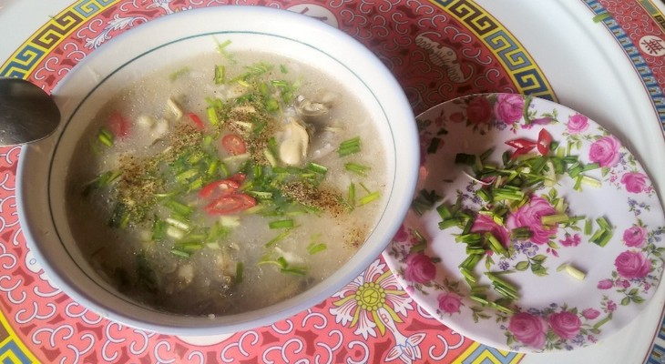 Le potage de riz aux huîtres - un plat riche en saveurs... - ảnh 1